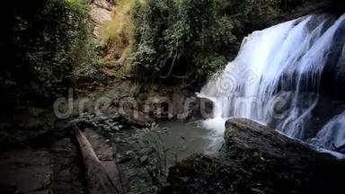 深林中的湖瀑布Namtok ThungNangKhruan。